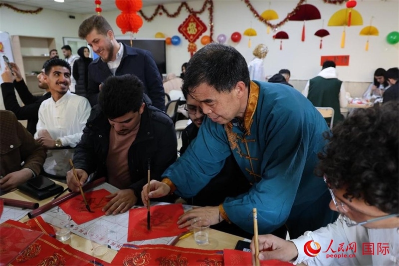 寫福字。人民網(wǎng)伊納斯·易卜拉欣攝