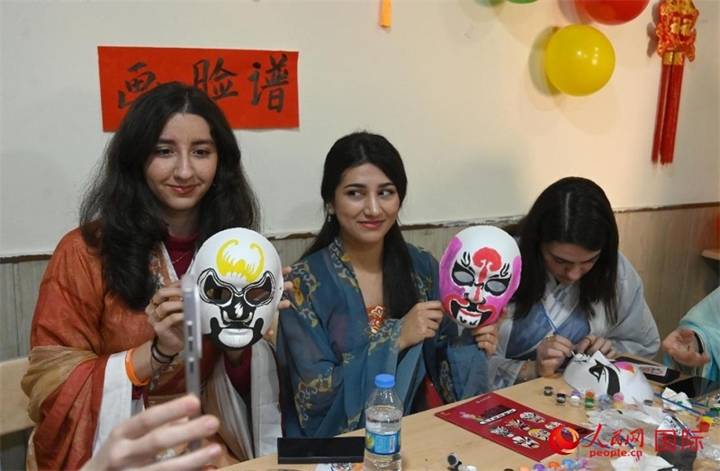 畫臉譜。人民網(wǎng)伊納斯·易卜拉欣攝