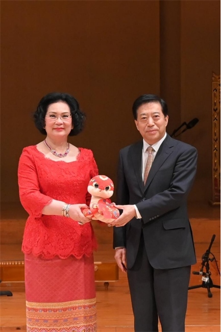 中國(guó)駐泰國(guó)大使韓志強(qiáng)與國(guó)際奧委會(huì)委員、泰國(guó)愛(ài)樂(lè)樂(lè)團(tuán)董事會(huì)主席坤仁帕塔瑪共同出席音樂(lè)會(huì)。主辦方供圖
