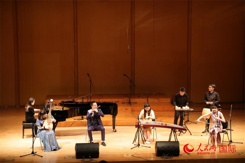 來(lái)自云南藝術(shù)學(xué)院的音樂(lè)家在演奏《金蛇狂舞》。人民網(wǎng)記者 楊一攝