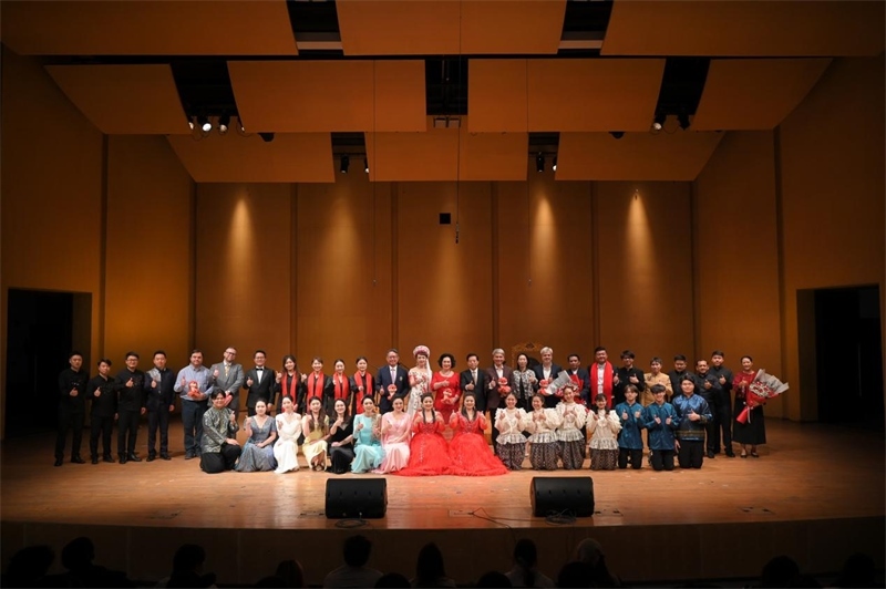 音樂(lè)會(huì)嘉賓與表演者集體合影?；顒?dòng)主辦方供圖