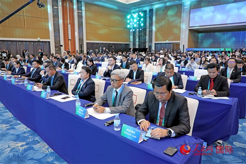 這是1月16日在南寧國際會展中心拍攝的“世界市長對話·南寧”活動現(xiàn)場。人民網(wǎng)記者 趙益普攝