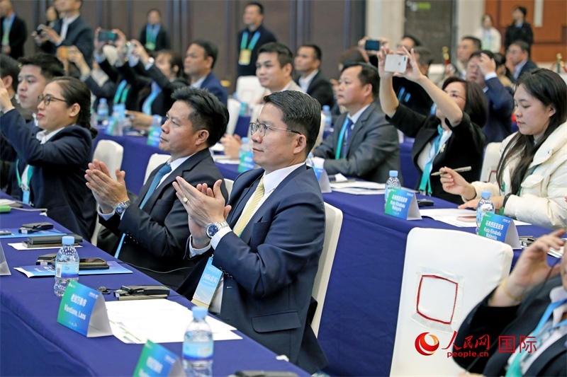 這是1月16日在南寧國際會展中心拍攝的“世界市長對話·南寧”活動現(xiàn)場。人民網(wǎng)記者 趙益普攝