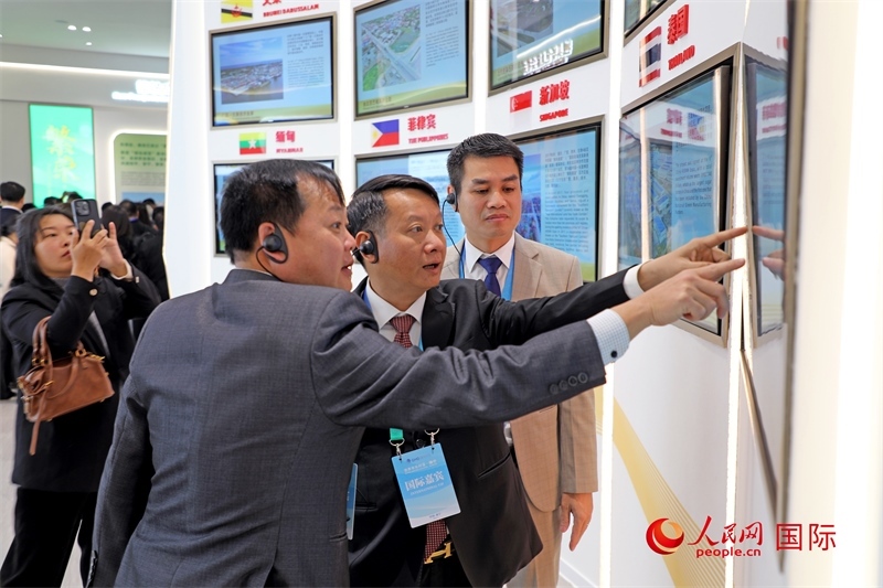 越南參會代表在南寧國際會展中心參觀。人民網(wǎng)記者 趙益普攝