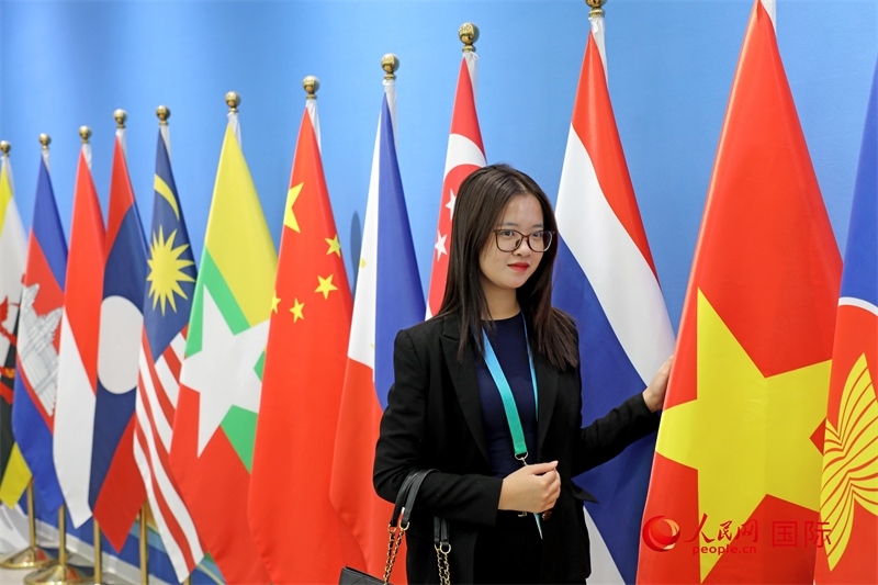 越南芒街市參會代表在南寧國際會展中心參觀。人民網(wǎng)記者 趙益普攝