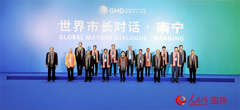 在南寧國際會展中心金桂花廳外，參加活動的中國和東盟國家市長合影留念。人民網(wǎng)記者 趙益普攝