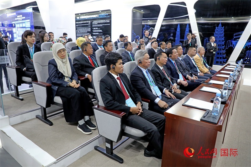 參加活動的東盟國家市長在中國—東盟新型智慧城市協(xié)同創(chuàng)新中心參觀調(diào)研。人民網(wǎng)記者 趙益普攝