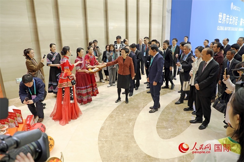 東盟國家市長聽取南寧特色茉莉花茶的講解。人民網(wǎng)記者 趙益普攝