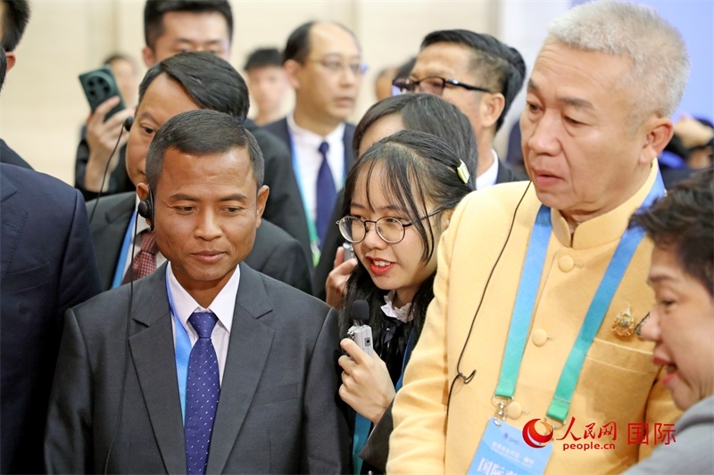 東盟國家市長在觀看、體驗?zāi)蠈幏沁z展示。人民網(wǎng)記者 趙益普攝