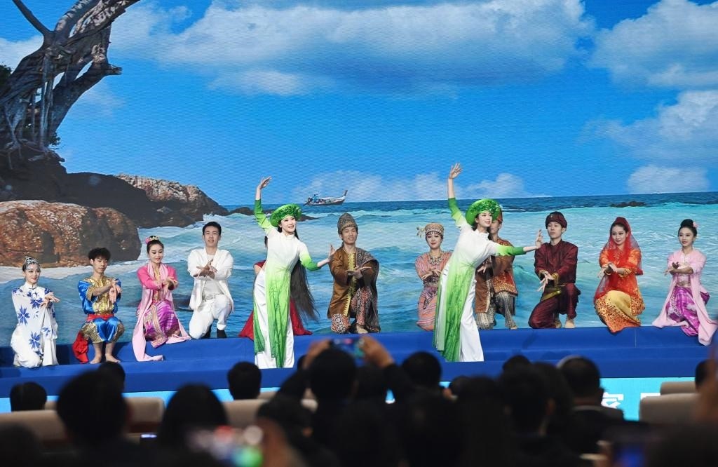 這是1月16日，在南寧國際會展中心，演員在“世界市長對話·南寧”活動間隙表演節(jié)目。新華社記者 陸波岸 攝