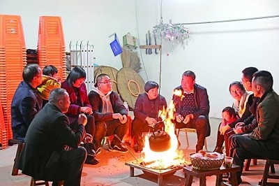 為討論蜜梨產(chǎn)業(yè)發(fā)展事宜，鸕鳥鎮(zhèn)開展“圍爐夜話”。資料圖片