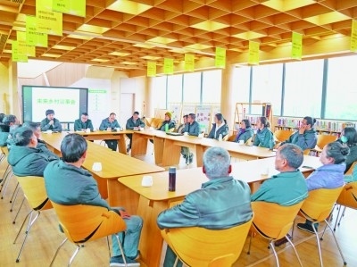 各種形式的民主協(xié)商議事會在余杭區(qū)落地生花。圖為黃湖鎮(zhèn)就共富工坊工作召開未來鄉(xiāng)村議事會。資料圖片