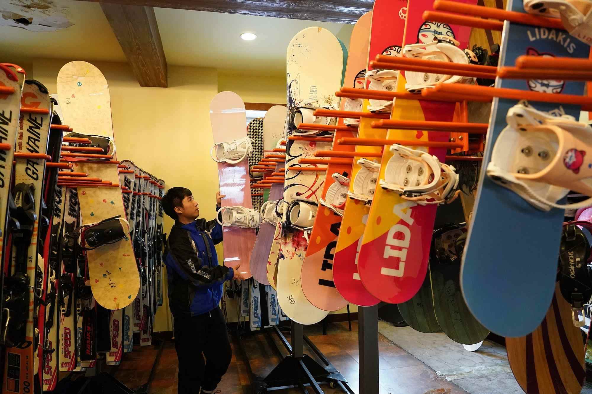 海拉爾滑雪場(chǎng)，工作人員在整理雪具