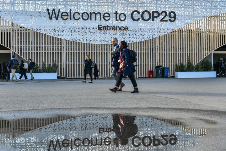 2024年11月15日，在阿塞拜疆首都巴庫，人們經(jīng)過聯(lián)合國氣候變化巴庫大會的會場。新華社記者 曹陽 攝