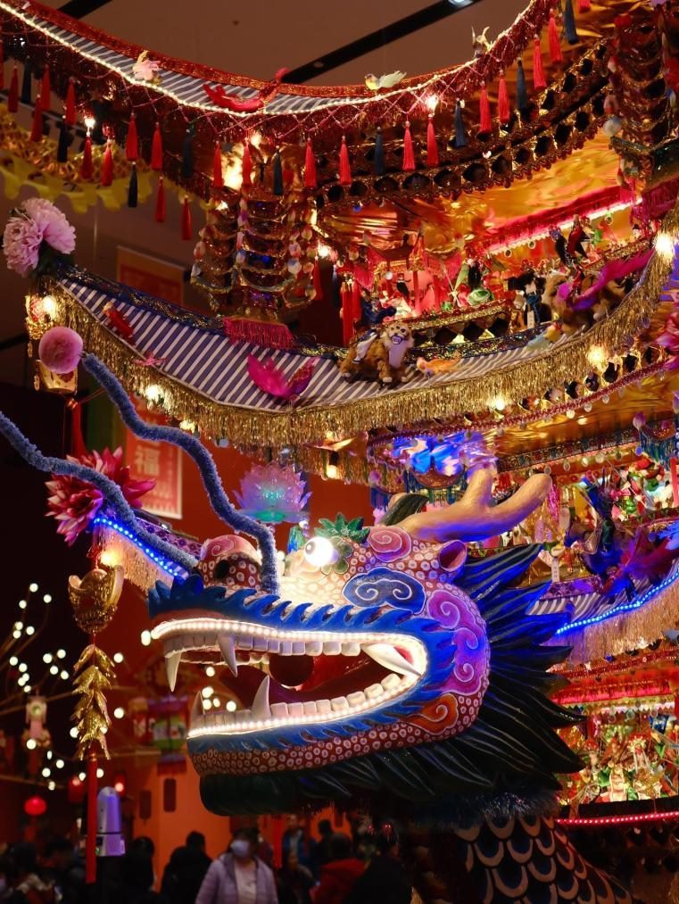 圖為“過年——春節(jié)主題展”中展出的浙江樂清首飾龍燈彩。