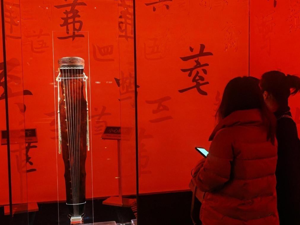 近日，在浙江省博物館之江館區(qū)，故宮博物館收藏的唐“大圣遺音”琴在“‘故宮·茶世界’觀茶——茶文化精品展”展出。新華社記者 馮源 攝