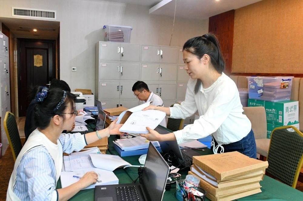 福州市委巡察機(jī)構(gòu)對全市法院系統(tǒng)開展提級聯(lián)動交叉巡察。在永泰縣駐地，巡察組工作人員查看財務(wù)憑證（2024年5月21日攝）。新華社記者 林善傳 攝