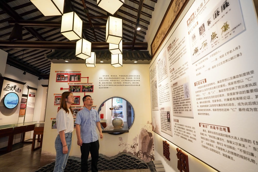 參觀者在蘇州市吳江區(qū)平望鎮(zhèn)廉潔教育基地鶯湖廉園內(nèi)參觀（2024年7月4日攝）。新華社記者 李博 攝