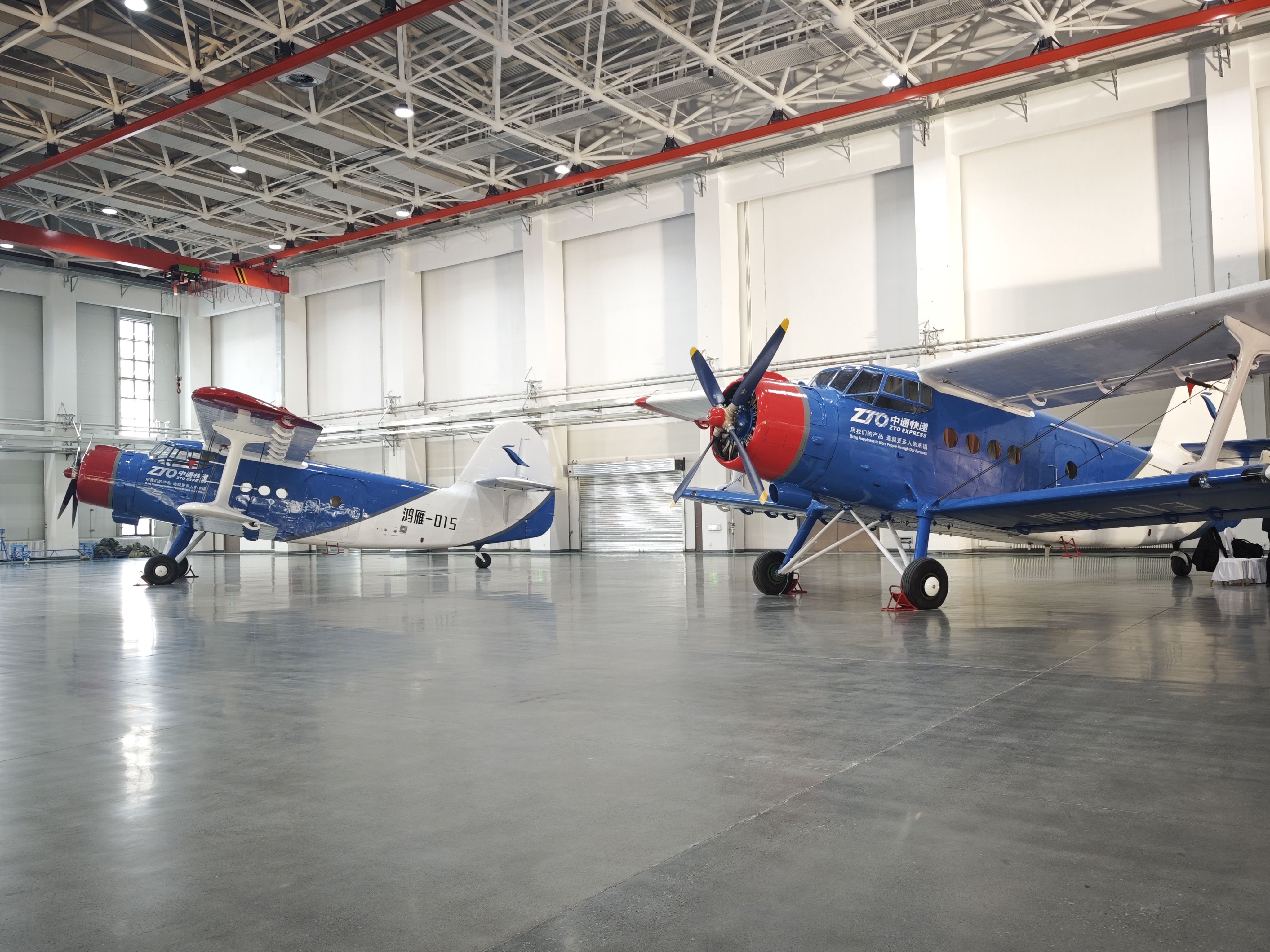 1月20日，停放在交付現(xiàn)場(chǎng)的大型無人機(jī)鴻雁（HY100）。新華社記者 茍立鋒 攝