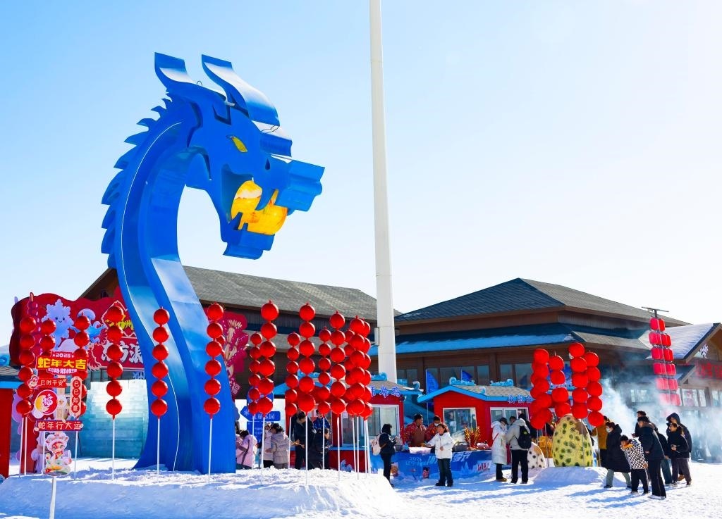 2025年1月，游客在遼寧錦州東方華地城海洋冰雪王國內(nèi)游覽。新華社發(fā)