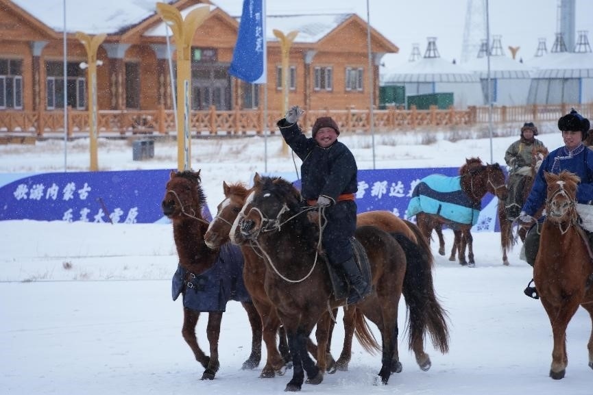 呼倫貝爾冰雪那達(dá)慕。人民網(wǎng)記者 趙夢(mèng)月攝
