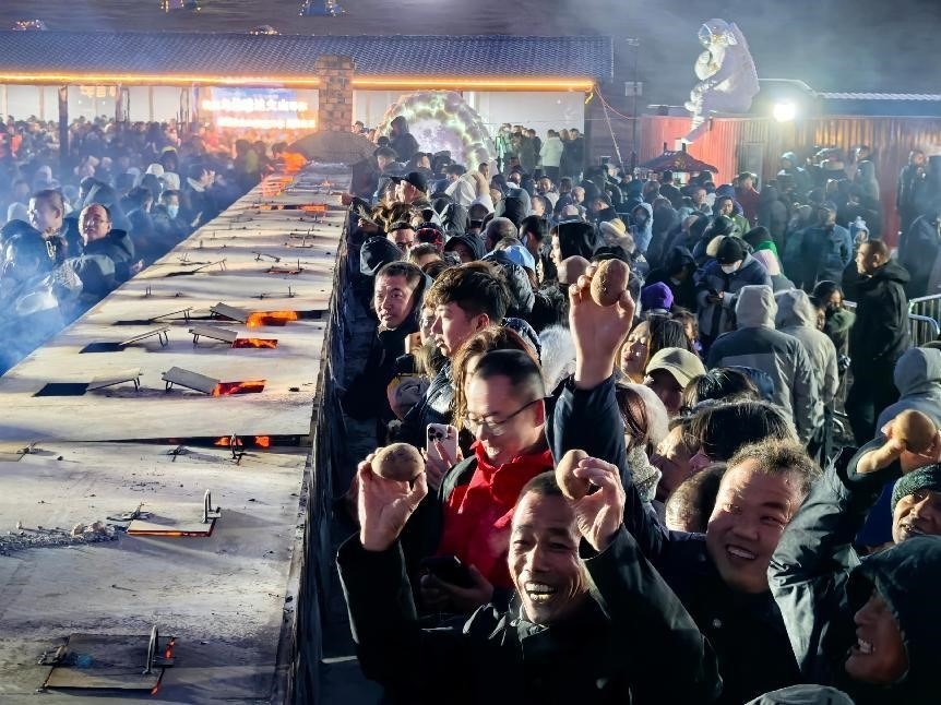 烏蘭哈達(dá)火山腳下“千人烤土豆”。人民網(wǎng)記者 苗陽攝