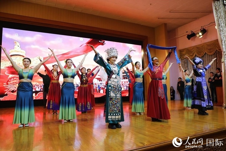 留俄學(xué)生進(jìn)行民族舞表演。人民網(wǎng)記者 隋鑫攝