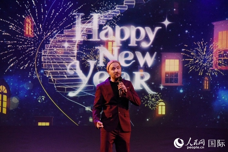 瑞典籍歌手天木演唱歌曲《Happy New Year》。人民網(wǎng)記者 殷淼攝