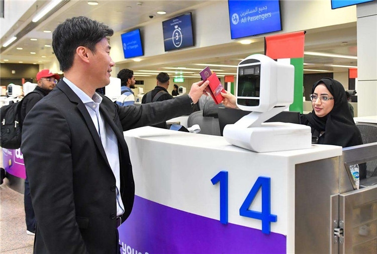 1月22日，迪拜免稅店聯(lián)合迪拜移民局向入境中國旅客贈送新年賀禮。迪拜移民局供圖