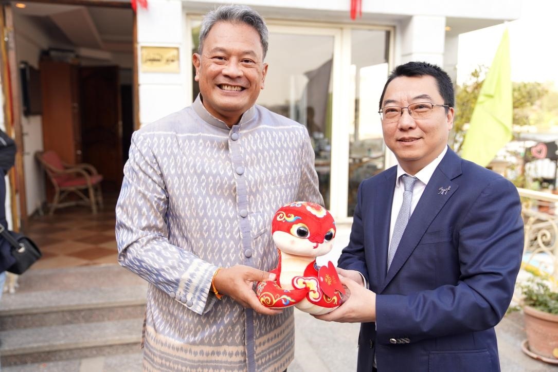 中國(guó)駐埃及使館參贊兼開(kāi)羅中國(guó)文化中心主任張易向塔納瓦大使贈(zèng)送2025“歡樂(lè)春節(jié)”吉祥蛇。開(kāi)羅中國(guó)文化中心供圖