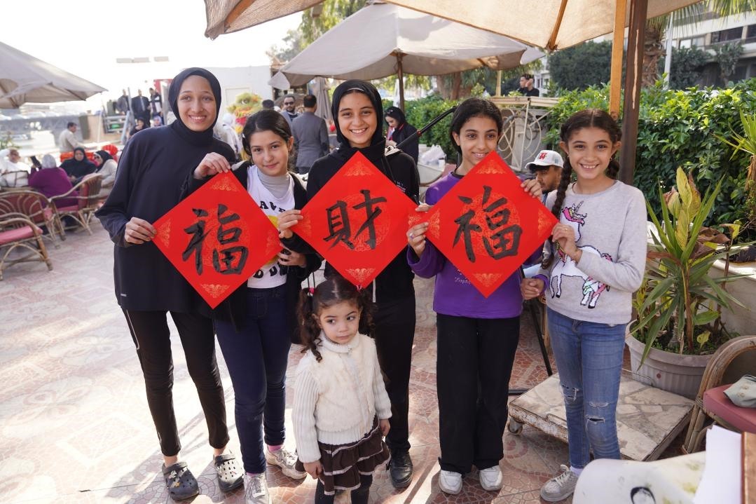 埃及民眾參與中國(guó)文化體驗(yàn)活動(dòng)。開(kāi)羅中國(guó)文化中心供圖