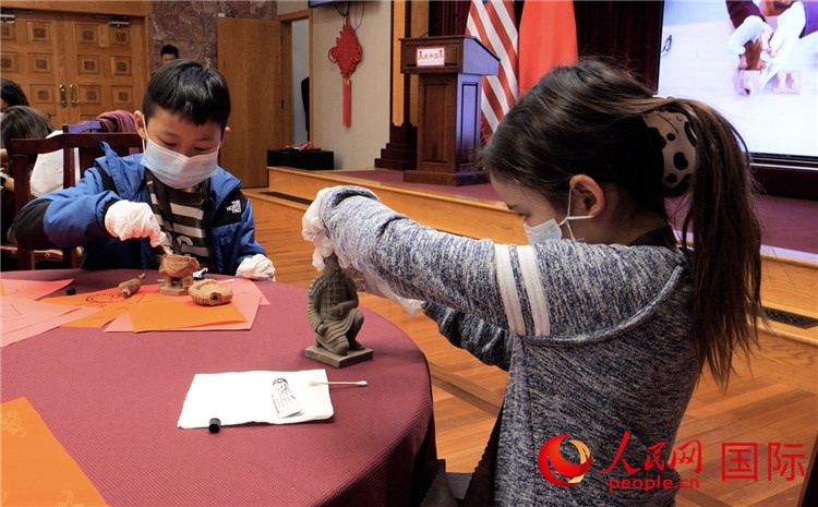 “我是文物修復師”活動環(huán)節(jié)。李鑫江攝