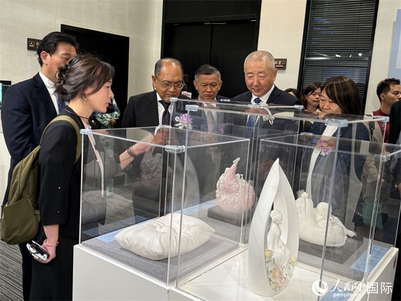 嘉賓在參觀展覽。 人民網(wǎng)記者 章念生攝