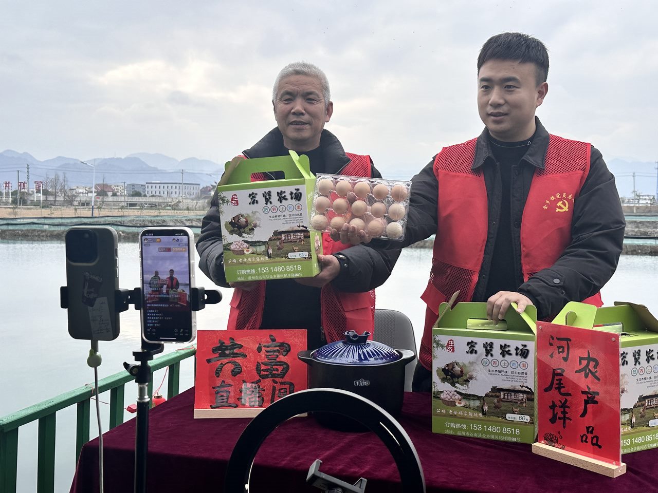 在蒼南金鄉(xiāng)鎮(zhèn)，永興、半浹連、河尾垟?shù)犬?dāng)年受災(zāi)的臨近村落，正連片建設(shè)美麗江南水鄉(xiāng)新景。圖為河尾垟村設(shè)在河邊的“共富直播間”。金鄉(xiāng)鎮(zhèn) 供圖