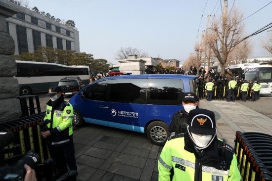  1月21日，尹錫悅乘坐的車輛進(jìn)入韓國首爾的憲法法院。新華社記者姚琪琳攝