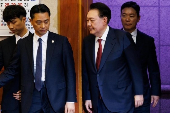  1月23日，尹錫悅（右二）在韓國首爾憲法法院出席總統(tǒng)彈劾案庭審。新華社發(fā)（Pool圖片，曹城凖攝）