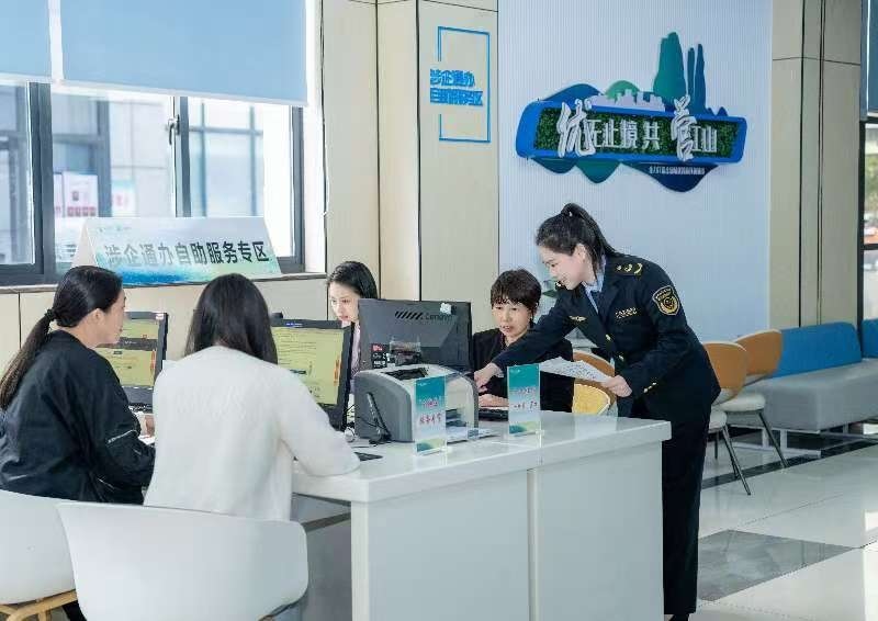 工作人員指導企業(yè)一次性完成信息填報。圖片來源：浙江衢州市市場監(jiān)督管理局