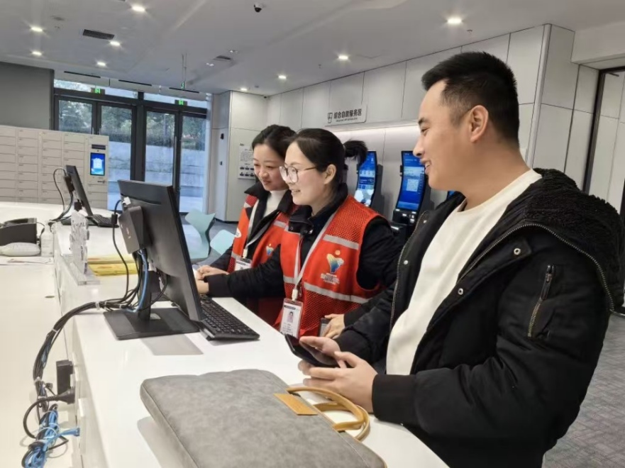 工作人員幫助企業(yè)辦理遷移申請網(wǎng)上填報。圖片來源：浙江衢州市市場監(jiān)督管理局