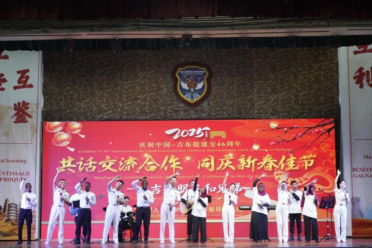 中吉兩國嘉賓合唱《友誼地久天長》。主辦方供圖