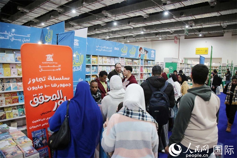 觀眾參觀書展展臺。人民網(wǎng)記者 黃培昭攝