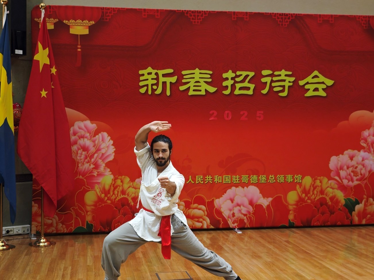 當(dāng)?shù)匚湫g(shù)愛好者的表演。中國駐哥德堡總領(lǐng)館供圖