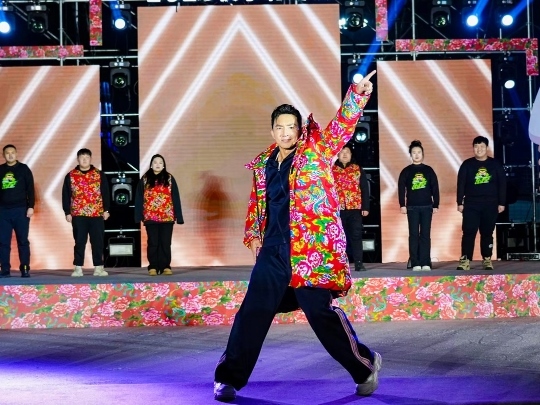 健身教練劉畊宏耐心帶領(lǐng)現(xiàn)場(chǎng)以及線上的朋友們進(jìn)行熱身。人民網(wǎng)記者 許維娜攝