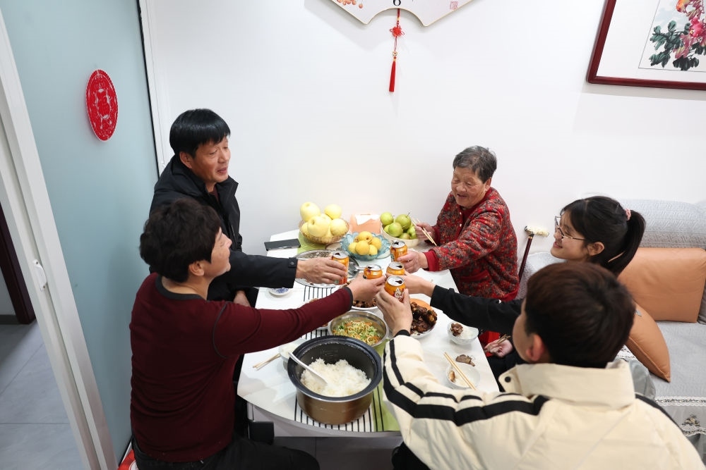 2025年1月22日，遼寧省葫蘆島市綏中縣祝家溝村村民朱西存一家在新房里。新華社記者姚劍鋒 攝