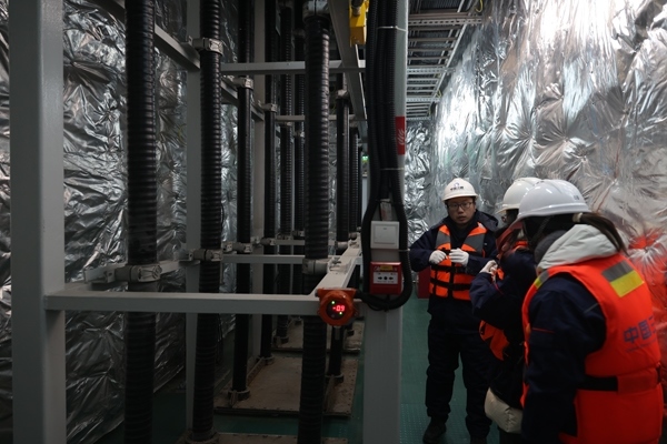 運(yùn)維人員在風(fēng)電場(chǎng)海上升壓站上進(jìn)行巡視檢查。受訪者供圖