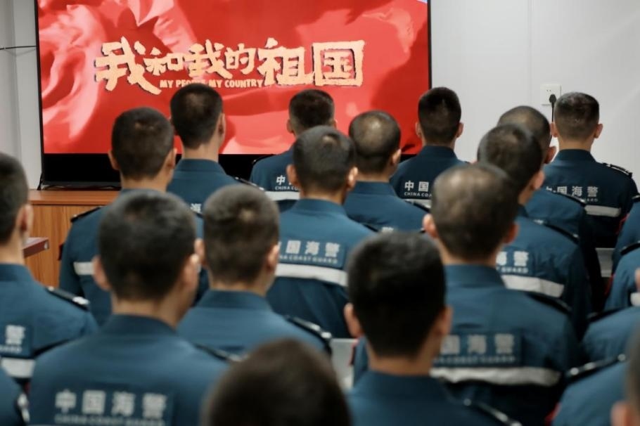 1月25日，中國(guó)海警海鷗艦組織艦上執(zhí)法員觀看紅色電影。