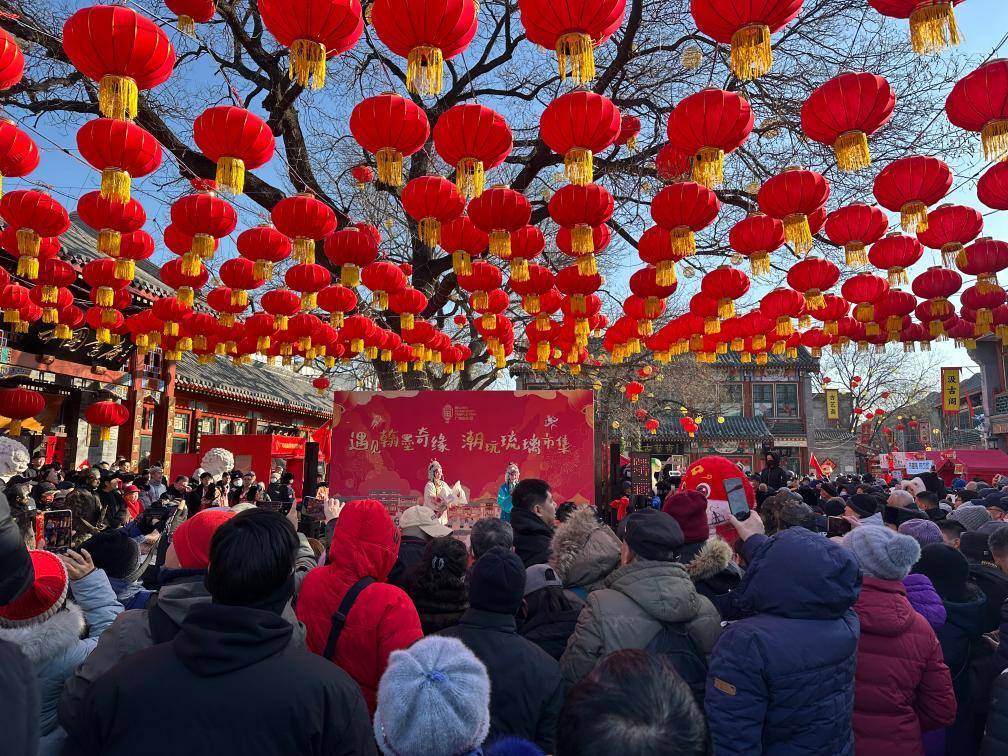 1月29日，市民游客在北京廠甸廟會(huì)感受濃濃年味。新華社記者 楊淑君 攝