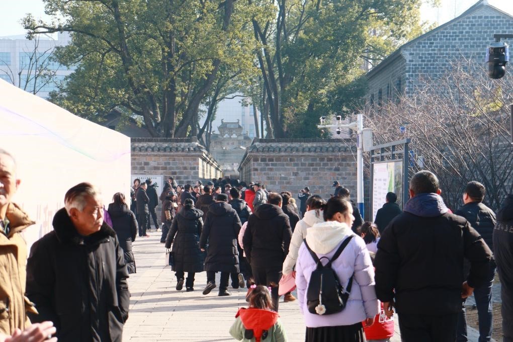 1月29日，游客在安徽省桐城市的六尺巷游覽。新華社記者 許諾 攝