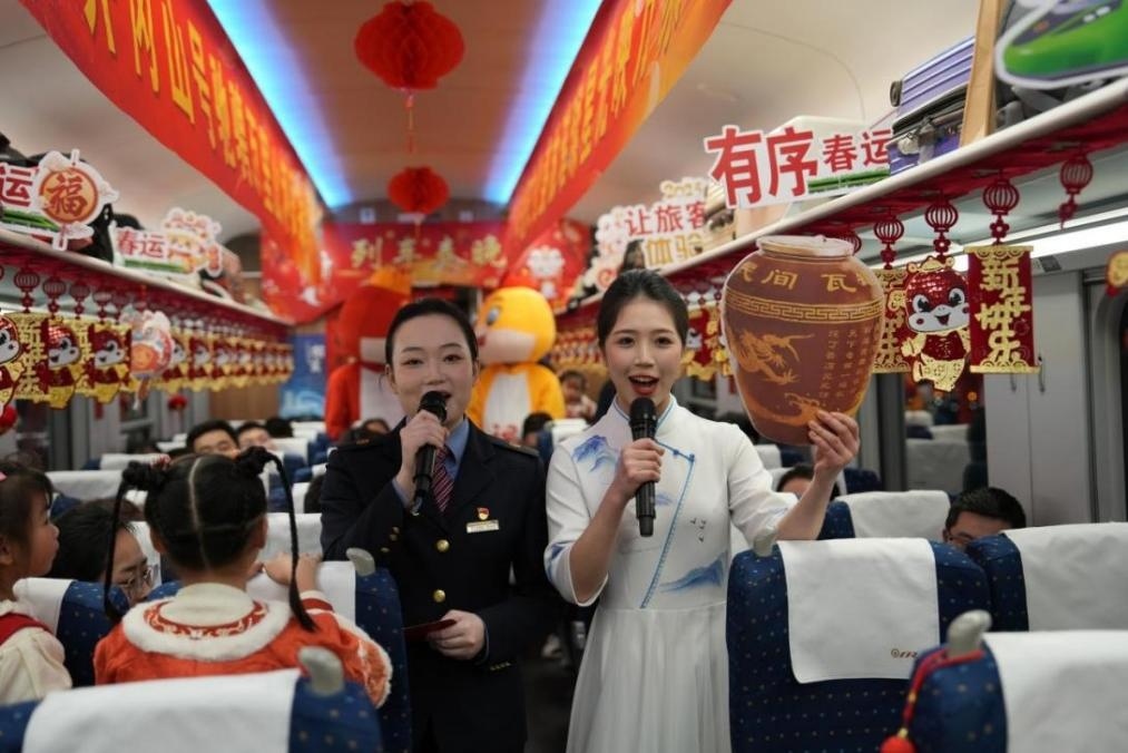 列車乘務(wù)員向旅客介紹江西美食——瓦罐湯。人民網(wǎng) 歐陽易佳攝