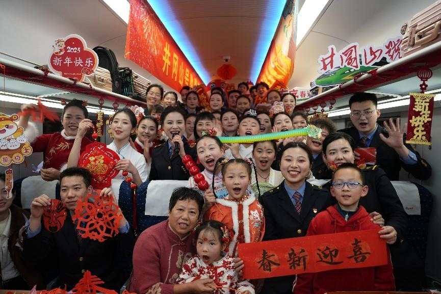 全體演職人員與旅客大合影。人民網(wǎng) 歐陽易佳攝