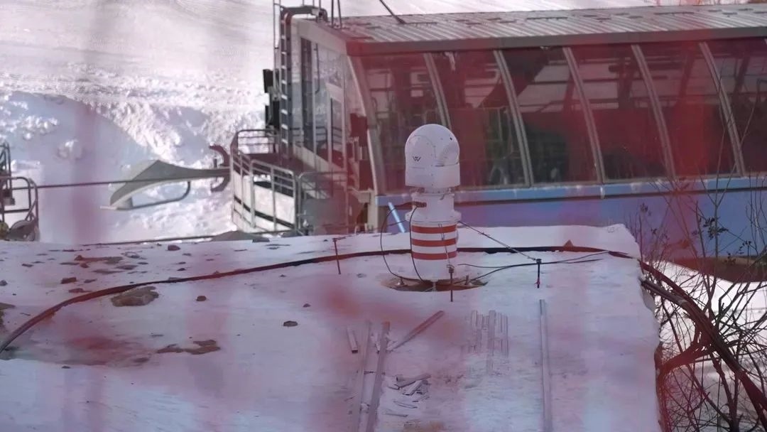 設(shè)在坡面障礙技巧和大跳臺(tái)雪道旁的激光測(cè)風(fēng)雷達(dá)。氣象部門(mén)供圖
